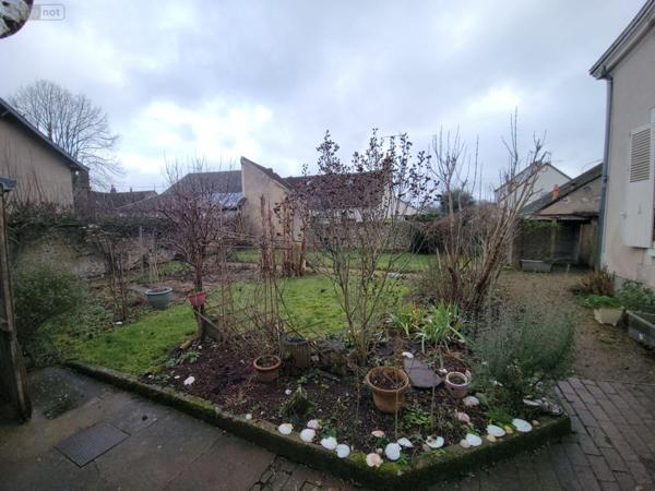 Maison à vendre à Cloyes-les-Trois-Rivières dans l'Eure-et-Loir (28220), ref : JS/950   
Centre ville