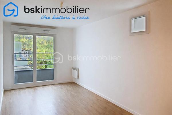 Situé dans le secteur recherché de Saint-Germain-en-Laye – Bel Air, découvrez ce studio de 30,73 m² Loi Carrez, idéal pour un premier achat, un pied-à-terre ou un investissement locatif.

L’appartement offre une pièce de vie agréable et fonctionnelle avec cuisine ouverte, ainsi qu’une salle d’eau avec WC.

Vous bénéficierez également d’un espace extérieur et d’une place de stationnement en sous-sol, un véritable atout dans le secteur.

Un emplacement recherché

Le bien bénéficie d’un environnement pratique et résidentiel, à proximité des commerces, écoles et transports.

La proximité du Tram 13 – station Fourqueux – Bel Air permet de rejoindre facilement les différentes communes de l’ouest parisien ainsi que les correspondances vers Saint-Germain-en-Laye et le RER A.

Les atouts
30,73m² Loi Carrez
Studio fonctionnel grand séjour 
Cuisine ouverte
Extérieur
Parking en sous-sol
Quartier recherché de Bel Air
Proximité des commerces et transports
Idéal investissement locatif ou premier achat

Prix de vente : 187 000 € HAI.

Pour plus d’informations ou pour organiser une visite, contactez Laurène Finck – Mandataire indépendante BSK Immobilier.