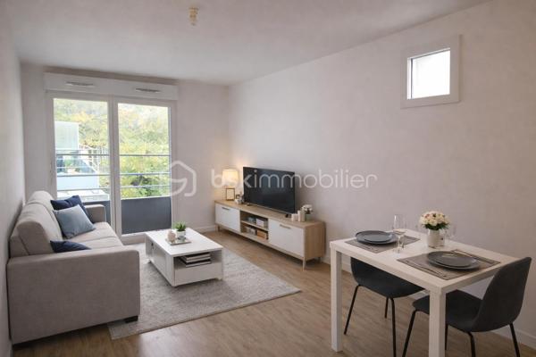 Situé dans le secteur recherché de Saint-Germain-en-Laye – Bel Air, découvrez ce studio de 30,73 m² Loi Carrez, idéal pour un premier achat, un pied-à-terre ou un investissement locatif.

L’appartement offre une pièce de vie agréable et fonctionnelle avec cuisine ouverte, ainsi qu’une salle d’eau avec WC.

Vous bénéficierez également d’un espace extérieur et d’une place de stationnement en sous-sol, un véritable atout dans le secteur.

Un emplacement recherché

Le bien bénéficie d’un environnement pratique et résidentiel, à proximité des commerces, écoles et transports.

La proximité du Tram 13 – station Fourqueux – Bel Air permet de rejoindre facilement les différentes communes de l’ouest parisien ainsi que les correspondances vers Saint-Germain-en-Laye et le RER A.

Les atouts
30,73m² Loi Carrez
Studio fonctionnel grand séjour 
Cuisine ouverte
Extérieur
Parking en sous-sol
Quartier recherché de Bel Air
Proximité des commerces et transports
Idéal investissement locatif ou premier achat

Prix de vente : 187 000 € HAI.

Pour plus d’informations ou pour organiser une visite, contactez Laurène Finck – Mandataire indépendante BSK Immobilier.