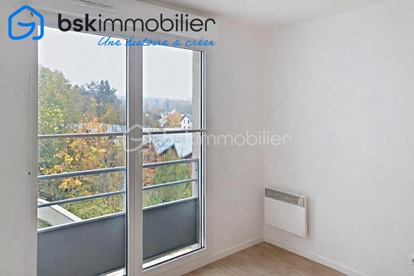Situé dans le secteur recherché de Saint-Germain-en-Laye – Bel Air, découvrez ce studio de 30,73 m² Loi Carrez, idéal pour un premier achat, un pied-à-terre ou un investissement locatif.

L’appartement offre une pièce de vie agréable et fonctionnelle avec cuisine ouverte, ainsi qu’une salle d’eau avec WC.

Vous bénéficierez également d’un espace extérieur et d’une place de stationnement en sous-sol, un véritable atout dans le secteur.

Un emplacement recherché

Le bien bénéficie d’un environnement pratique et résidentiel, à proximité des commerces, écoles et transports.

La proximité du Tram 13 – station Fourqueux – Bel Air permet de rejoindre facilement les différentes communes de l’ouest parisien ainsi que les correspondances vers Saint-Germain-en-Laye et le RER A.

Les atouts
30,73m² Loi Carrez
Studio fonctionnel grand séjour 
Cuisine ouverte
Extérieur
Parking en sous-sol
Quartier recherché de Bel Air
Proximité des commerces et transports
Idéal investissement locatif ou premier achat

Prix de vente : 187 000 € HAI.

Pour plus d’informations ou pour organiser une visite, contactez Laurène Finck – Mandataire indépendante BSK Immobilier.