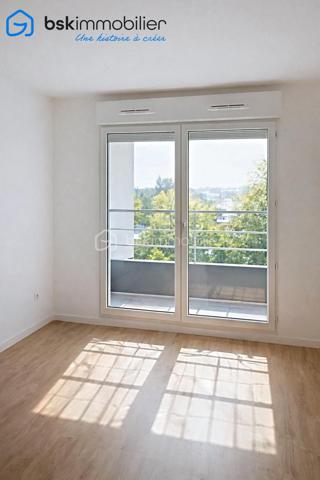 Situé dans le secteur recherché de Saint-Germain-en-Laye – Bel Air, découvrez ce studio de 30,73 m² Loi Carrez, idéal pour un premier achat, un pied-à-terre ou un investissement locatif.

L’appartement offre une pièce de vie agréable et fonctionnelle avec cuisine ouverte, ainsi qu’une salle d’eau avec WC.

Vous bénéficierez également d’un espace extérieur et d’une place de stationnement en sous-sol, un véritable atout dans le secteur.

Un emplacement recherché

Le bien bénéficie d’un environnement pratique et résidentiel, à proximité des commerces, écoles et transports.

La proximité du Tram 13 – station Fourqueux – Bel Air permet de rejoindre facilement les différentes communes de l’ouest parisien ainsi que les correspondances vers Saint-Germain-en-Laye et le RER A.

Les atouts
30,73m² Loi Carrez
Studio fonctionnel grand séjour 
Cuisine ouverte
Extérieur
Parking en sous-sol
Quartier recherché de Bel Air
Proximité des commerces et transports
Idéal investissement locatif ou premier achat

Prix de vente : 187 000 € HAI.

Pour plus d’informations ou pour organiser une visite, contactez Laurène Finck – Mandataire indépendante BSK Immobilier.