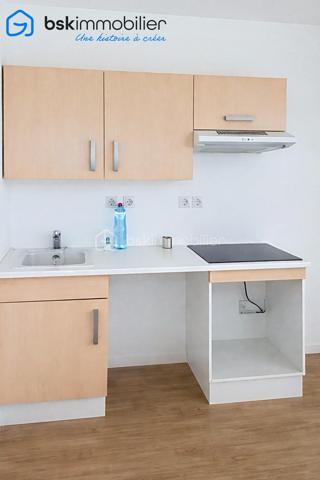 Situé dans le secteur recherché de Saint-Germain-en-Laye – Bel Air, découvrez ce studio de 30,73 m² Loi Carrez, idéal pour un premier achat, un pied-à-terre ou un investissement locatif.

L’appartement offre une pièce de vie agréable et fonctionnelle avec cuisine ouverte, ainsi qu’une salle d’eau avec WC.

Vous bénéficierez également d’un espace extérieur et d’une place de stationnement en sous-sol, un véritable atout dans le secteur.

Un emplacement recherché

Le bien bénéficie d’un environnement pratique et résidentiel, à proximité des commerces, écoles et transports.

La proximité du Tram 13 – station Fourqueux – Bel Air permet de rejoindre facilement les différentes communes de l’ouest parisien ainsi que les correspondances vers Saint-Germain-en-Laye et le RER A.

Les atouts
30,73m² Loi Carrez
Studio fonctionnel grand séjour 
Cuisine ouverte
Extérieur
Parking en sous-sol
Quartier recherché de Bel Air
Proximité des commerces et transports
Idéal investissement locatif ou premier achat

Prix de vente : 187 000 € HAI.

Pour plus d’informations ou pour organiser une visite, contactez Laurène Finck – Mandataire indépendante BSK Immobilier.