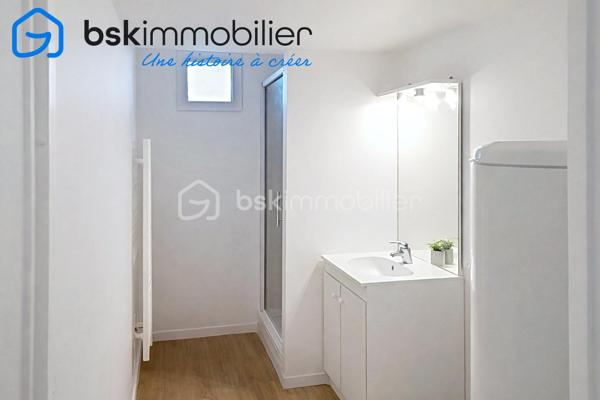 Situé dans le secteur recherché de Saint-Germain-en-Laye – Bel Air, découvrez ce studio de 30,73 m² Loi Carrez, idéal pour un premier achat, un pied-à-terre ou un investissement locatif.

L’appartement offre une pièce de vie agréable et fonctionnelle avec cuisine ouverte, ainsi qu’une salle d’eau avec WC.

Vous bénéficierez également d’un espace extérieur et d’une place de stationnement en sous-sol, un véritable atout dans le secteur.

Un emplacement recherché

Le bien bénéficie d’un environnement pratique et résidentiel, à proximité des commerces, écoles et transports.

La proximité du Tram 13 – station Fourqueux – Bel Air permet de rejoindre facilement les différentes communes de l’ouest parisien ainsi que les correspondances vers Saint-Germain-en-Laye et le RER A.

Les atouts
30,73m² Loi Carrez
Studio fonctionnel grand séjour 
Cuisine ouverte
Extérieur
Parking en sous-sol
Quartier recherché de Bel Air
Proximité des commerces et transports
Idéal investissement locatif ou premier achat

Prix de vente : 187 000 € HAI.

Pour plus d’informations ou pour organiser une visite, contactez Laurène Finck – Mandataire indépendante BSK Immobilier.