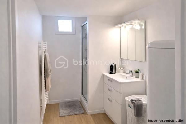 Situé dans le secteur recherché de Saint-Germain-en-Laye – Bel Air, découvrez ce studio de 30,73 m² Loi Carrez, idéal pour un premier achat, un pied-à-terre ou un investissement locatif.

L’appartement offre une pièce de vie agréable et fonctionnelle avec cuisine ouverte, ainsi qu’une salle d’eau avec WC.

Vous bénéficierez également d’un espace extérieur et d’une place de stationnement en sous-sol, un véritable atout dans le secteur.

Un emplacement recherché

Le bien bénéficie d’un environnement pratique et résidentiel, à proximité des commerces, écoles et transports.

La proximité du Tram 13 – station Fourqueux – Bel Air permet de rejoindre facilement les différentes communes de l’ouest parisien ainsi que les correspondances vers Saint-Germain-en-Laye et le RER A.

Les atouts
30,73m² Loi Carrez
Studio fonctionnel grand séjour 
Cuisine ouverte
Extérieur
Parking en sous-sol
Quartier recherché de Bel Air
Proximité des commerces et transports
Idéal investissement locatif ou premier achat

Prix de vente : 187 000 € HAI.

Pour plus d’informations ou pour organiser une visite, contactez Laurène Finck – Mandataire indépendante BSK Immobilier.