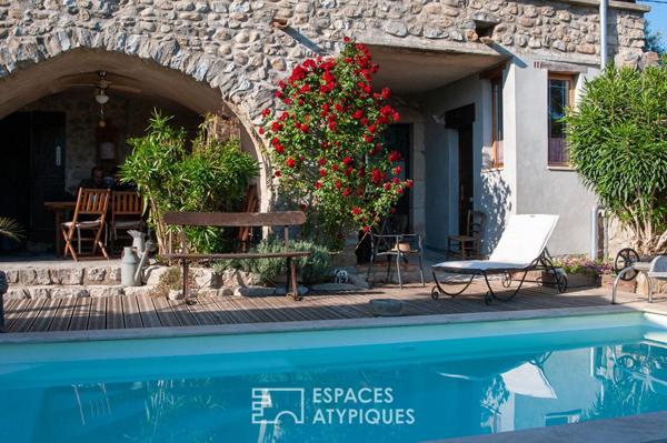 Bergerie de caractère rénovée du XVIIIème siècle avec vue,piscine et carport