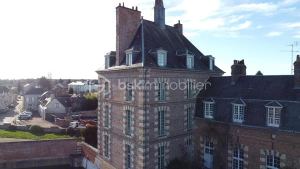 // Visite virtuelle sur demande //

Situé au deuxième étage d’un immeuble historique (sans ascenseur), découvrez cet appartement plein de charme offrant une vue privilégiée sur le Château de Bellegarde.

Il se compose d’une entrée, de deux chambres, d’une cuisine aménagée et équipée, d’une salle à manger ainsi que d’un salon lumineux bénéficiant d’une vue directe sur le château.
Vous trouverez également une salle de bains et un WC séparé.

L’appartement est parfaitement entretenu et a récemment bénéficié de travaux de rénovation : peintures, électricité et revêtements de sols ont été remis à neuf.

Un bien idéal pour les amateurs d’authenticité et de patrimoine, alliant cachet et confort.