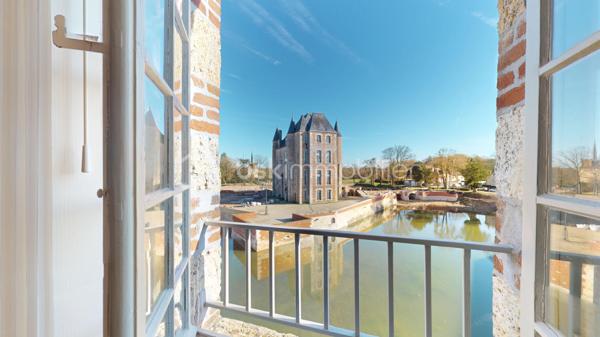 // Visite virtuelle sur demande //

Situé au deuxième étage d’un immeuble historique (sans ascenseur), découvrez cet appartement plein de charme offrant une vue privilégiée sur le Château de Bellegarde.

Il se compose d’une entrée, de deux chambres, d’une cuisine aménagée et équipée, d’une salle à manger ainsi que d’un salon lumineux bénéficiant d’une vue directe sur le château.
Vous trouverez également une salle de bains et un WC séparé.

L’appartement est parfaitement entretenu et a récemment bénéficié de travaux de rénovation : peintures, électricité et revêtements de sols ont été remis à neuf.

Un bien idéal pour les amateurs d’authenticité et de patrimoine, alliant cachet et confort.