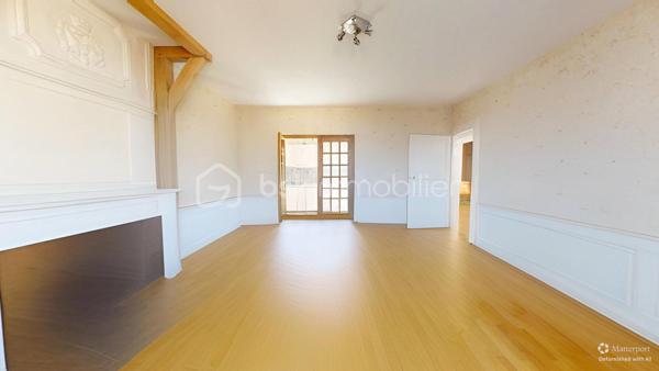 // Visite virtuelle sur demande //

Situé au deuxième étage d’un immeuble historique (sans ascenseur), découvrez cet appartement plein de charme offrant une vue privilégiée sur le Château de Bellegarde.

Il se compose d’une entrée, de deux chambres, d’une cuisine aménagée et équipée, d’une salle à manger ainsi que d’un salon lumineux bénéficiant d’une vue directe sur le château.
Vous trouverez également une salle de bains et un WC séparé.

L’appartement est parfaitement entretenu et a récemment bénéficié de travaux de rénovation : peintures, électricité et revêtements de sols ont été remis à neuf.

Un bien idéal pour les amateurs d’authenticité et de patrimoine, alliant cachet et confort.