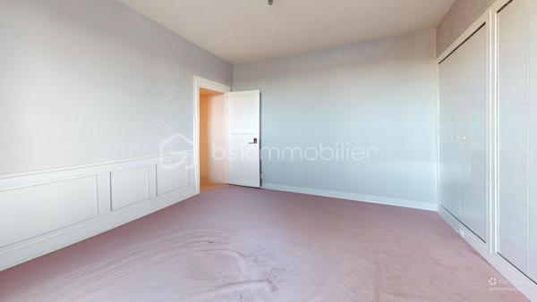 // Visite virtuelle sur demande //

Situé au deuxième étage d’un immeuble historique (sans ascenseur), découvrez cet appartement plein de charme offrant une vue privilégiée sur le Château de Bellegarde.

Il se compose d’une entrée, de deux chambres, d’une cuisine aménagée et équipée, d’une salle à manger ainsi que d’un salon lumineux bénéficiant d’une vue directe sur le château.
Vous trouverez également une salle de bains et un WC séparé.

L’appartement est parfaitement entretenu et a récemment bénéficié de travaux de rénovation : peintures, électricité et revêtements de sols ont été remis à neuf.

Un bien idéal pour les amateurs d’authenticité et de patrimoine, alliant cachet et confort.