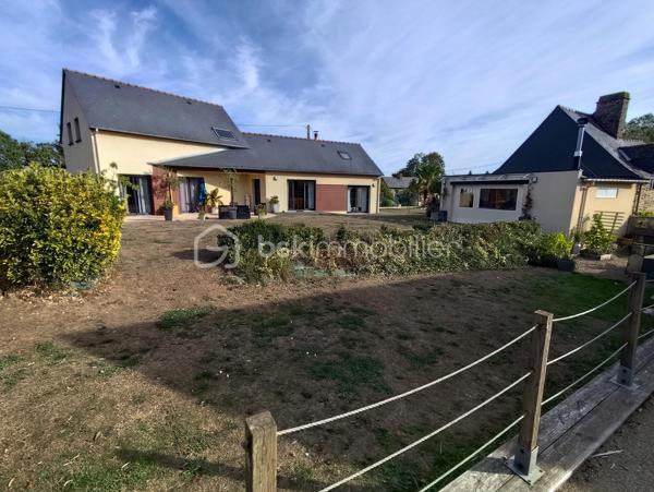Propriété d'exception de 131 m2 exposée plein Sud ''Rare à la vente''
Venez découvrir et posez vos valises dans cette belle maison familiale bien pensée et très lumineuse, Une maison clé en main avec vie de plain pied, garages, dépendances, Jardin, Cuisine d'été, Terrain de pétanque...
Cette charmante maison sera ravir grand et petit par ses volumes, sa fonctionnalité, sa localisation et son cadre verdoyant.
Elle se compose de la manière suivante :
Au Rez de chaussée : Entrée sur Séjour - Salon - Salle à manger - Cuisine ouverte toute équipée, un poêle à bois suspendu central (chaleur diffuse), salle de bain et douche (double vasque), Bureau, Buanderie, Cave,
Chambre parentale avec dressing, WC séparé.
A l'Etage : Mezzanine 'espace bureau', 2 chambres avec dressing, Salle d'eau, WC séparé
Annexes : Un Atelier (avis aux bricoleurs), un garage, un préau, une dépendance en pierre (stockage divers), Poulailler, Potager, Récupérateur d'eau de pluie, Jardin Arboré ''mais pas trop'', Cour bitumé, portail électrique et terrain clos
Maison Très bien isolée, Double vitrage, Chauffage au sol haut et bas, Pompe à chaleur, Vmc Simple flux ''Coup de Cœur assuré''