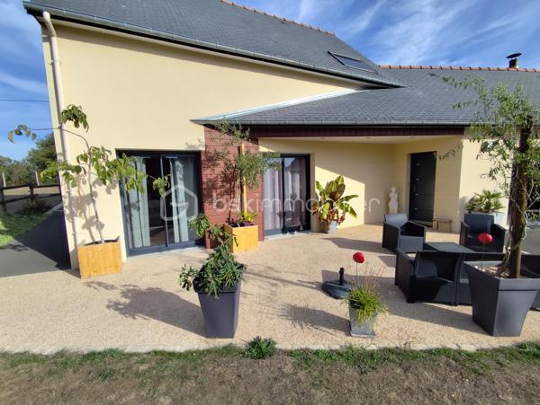 Propriété d'exception de 131 m2 exposée plein Sud ''Rare à la vente''
Venez découvrir et posez vos valises dans cette belle maison familiale bien pensée et très lumineuse, Une maison clé en main avec vie de plain pied, garages, dépendances, Jardin, Cuisine d'été, Terrain de pétanque...
Cette charmante maison sera ravir grand et petit par ses volumes, sa fonctionnalité, sa localisation et son cadre verdoyant.
Elle se compose de la manière suivante :
Au Rez de chaussée : Entrée sur Séjour - Salon - Salle à manger - Cuisine ouverte toute équipée, un poêle à bois suspendu central (chaleur diffuse), salle de bain et douche (double vasque), Bureau, Buanderie, Cave,
Chambre parentale avec dressing, WC séparé.
A l'Etage : Mezzanine 'espace bureau', 2 chambres avec dressing, Salle d'eau, WC séparé
Annexes : Un Atelier (avis aux bricoleurs), un garage, un préau, une dépendance en pierre (stockage divers), Poulailler, Potager, Récupérateur d'eau de pluie, Jardin Arboré ''mais pas trop'', Cour bitumé, portail électrique et terrain clos
Maison Très bien isolée, Double vitrage, Chauffage au sol haut et bas, Pompe à chaleur, Vmc Simple flux ''Coup de Cœur assuré''