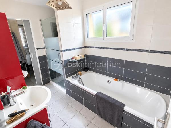 Propriété d'exception de 131 m2 exposée plein Sud ''Rare à la vente''
Venez découvrir et posez vos valises dans cette belle maison familiale bien pensée et très lumineuse, Une maison clé en main avec vie de plain pied, garages, dépendances, Jardin, Cuisine d'été, Terrain de pétanque...
Cette charmante maison sera ravir grand et petit par ses volumes, sa fonctionnalité, sa localisation et son cadre verdoyant.
Elle se compose de la manière suivante :
Au Rez de chaussée : Entrée sur Séjour - Salon - Salle à manger - Cuisine ouverte toute équipée, un poêle à bois suspendu central (chaleur diffuse), salle de bain et douche (double vasque), Bureau, Buanderie, Cave,
Chambre parentale avec dressing, WC séparé.
A l'Etage : Mezzanine 'espace bureau', 2 chambres avec dressing, Salle d'eau, WC séparé
Annexes : Un Atelier (avis aux bricoleurs), un garage, un préau, une dépendance en pierre (stockage divers), Poulailler, Potager, Récupérateur d'eau de pluie, Jardin Arboré ''mais pas trop'', Cour bitumé, portail électrique et terrain clos
Maison Très bien isolée, Double vitrage, Chauffage au sol haut et bas, Pompe à chaleur, Vmc Simple flux ''Coup de Cœur assuré''