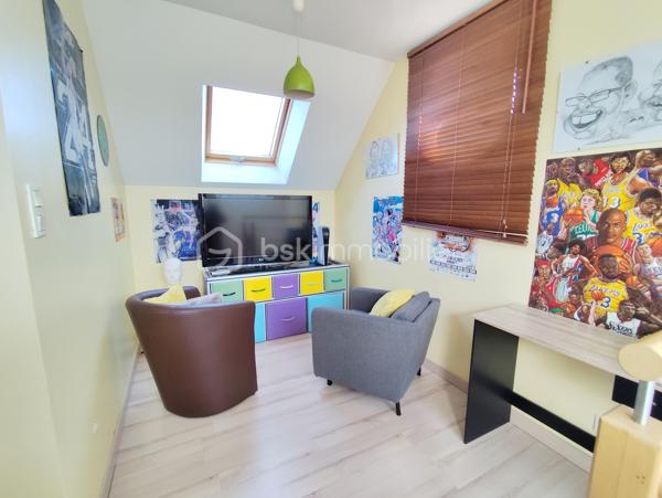 Propriété d'exception de 131 m2 exposée plein Sud ''Rare à la vente''
Venez découvrir et posez vos valises dans cette belle maison familiale bien pensée et très lumineuse, Une maison clé en main avec vie de plain pied, garages, dépendances, Jardin, Cuisine d'été, Terrain de pétanque...
Cette charmante maison sera ravir grand et petit par ses volumes, sa fonctionnalité, sa localisation et son cadre verdoyant.
Elle se compose de la manière suivante :
Au Rez de chaussée : Entrée sur Séjour - Salon - Salle à manger - Cuisine ouverte toute équipée, un poêle à bois suspendu central (chaleur diffuse), salle de bain et douche (double vasque), Bureau, Buanderie, Cave,
Chambre parentale avec dressing, WC séparé.
A l'Etage : Mezzanine 'espace bureau', 2 chambres avec dressing, Salle d'eau, WC séparé
Annexes : Un Atelier (avis aux bricoleurs), un garage, un préau, une dépendance en pierre (stockage divers), Poulailler, Potager, Récupérateur d'eau de pluie, Jardin Arboré ''mais pas trop'', Cour bitumé, portail électrique et terrain clos
Maison Très bien isolée, Double vitrage, Chauffage au sol haut et bas, Pompe à chaleur, Vmc Simple flux ''Coup de Cœur assuré''