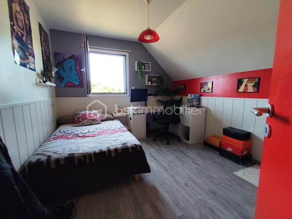 Propriété d'exception de 131 m2 exposée plein Sud ''Rare à la vente''
Venez découvrir et posez vos valises dans cette belle maison familiale bien pensée et très lumineuse, Une maison clé en main avec vie de plain pied, garages, dépendances, Jardin, Cuisine d'été, Terrain de pétanque...
Cette charmante maison sera ravir grand et petit par ses volumes, sa fonctionnalité, sa localisation et son cadre verdoyant.
Elle se compose de la manière suivante :
Au Rez de chaussée : Entrée sur Séjour - Salon - Salle à manger - Cuisine ouverte toute équipée, un poêle à bois suspendu central (chaleur diffuse), salle de bain et douche (double vasque), Bureau, Buanderie, Cave,
Chambre parentale avec dressing, WC séparé.
A l'Etage : Mezzanine 'espace bureau', 2 chambres avec dressing, Salle d'eau, WC séparé
Annexes : Un Atelier (avis aux bricoleurs), un garage, un préau, une dépendance en pierre (stockage divers), Poulailler, Potager, Récupérateur d'eau de pluie, Jardin Arboré ''mais pas trop'', Cour bitumé, portail électrique et terrain clos
Maison Très bien isolée, Double vitrage, Chauffage au sol haut et bas, Pompe à chaleur, Vmc Simple flux ''Coup de Cœur assuré''