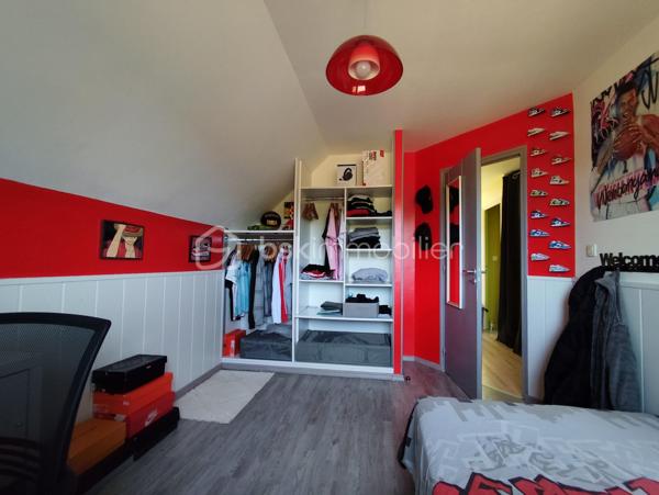 Propriété d'exception de 131 m2 exposée plein Sud ''Rare à la vente''
Venez découvrir et posez vos valises dans cette belle maison familiale bien pensée et très lumineuse, Une maison clé en main avec vie de plain pied, garages, dépendances, Jardin, Cuisine d'été, Terrain de pétanque...
Cette charmante maison sera ravir grand et petit par ses volumes, sa fonctionnalité, sa localisation et son cadre verdoyant.
Elle se compose de la manière suivante :
Au Rez de chaussée : Entrée sur Séjour - Salon - Salle à manger - Cuisine ouverte toute équipée, un poêle à bois suspendu central (chaleur diffuse), salle de bain et douche (double vasque), Bureau, Buanderie, Cave,
Chambre parentale avec dressing, WC séparé.
A l'Etage : Mezzanine 'espace bureau', 2 chambres avec dressing, Salle d'eau, WC séparé
Annexes : Un Atelier (avis aux bricoleurs), un garage, un préau, une dépendance en pierre (stockage divers), Poulailler, Potager, Récupérateur d'eau de pluie, Jardin Arboré ''mais pas trop'', Cour bitumé, portail électrique et terrain clos
Maison Très bien isolée, Double vitrage, Chauffage au sol haut et bas, Pompe à chaleur, Vmc Simple flux ''Coup de Cœur assuré''