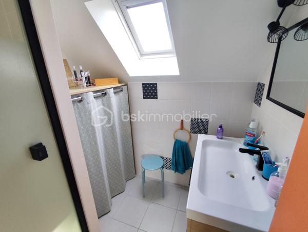 Propriété d'exception de 131 m2 exposée plein Sud ''Rare à la vente''
Venez découvrir et posez vos valises dans cette belle maison familiale bien pensée et très lumineuse, Une maison clé en main avec vie de plain pied, garages, dépendances, Jardin, Cuisine d'été, Terrain de pétanque...
Cette charmante maison sera ravir grand et petit par ses volumes, sa fonctionnalité, sa localisation et son cadre verdoyant.
Elle se compose de la manière suivante :
Au Rez de chaussée : Entrée sur Séjour - Salon - Salle à manger - Cuisine ouverte toute équipée, un poêle à bois suspendu central (chaleur diffuse), salle de bain et douche (double vasque), Bureau, Buanderie, Cave,
Chambre parentale avec dressing, WC séparé.
A l'Etage : Mezzanine 'espace bureau', 2 chambres avec dressing, Salle d'eau, WC séparé
Annexes : Un Atelier (avis aux bricoleurs), un garage, un préau, une dépendance en pierre (stockage divers), Poulailler, Potager, Récupérateur d'eau de pluie, Jardin Arboré ''mais pas trop'', Cour bitumé, portail électrique et terrain clos
Maison Très bien isolée, Double vitrage, Chauffage au sol haut et bas, Pompe à chaleur, Vmc Simple flux ''Coup de Cœur assuré''