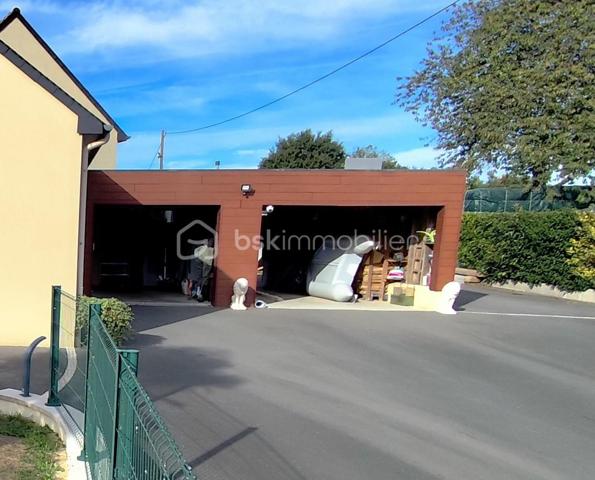 Propriété d'exception de 131 m2 exposée plein Sud ''Rare à la vente''
Venez découvrir et posez vos valises dans cette belle maison familiale bien pensée et très lumineuse, Une maison clé en main avec vie de plain pied, garages, dépendances, Jardin, Cuisine d'été, Terrain de pétanque...
Cette charmante maison sera ravir grand et petit par ses volumes, sa fonctionnalité, sa localisation et son cadre verdoyant.
Elle se compose de la manière suivante :
Au Rez de chaussée : Entrée sur Séjour - Salon - Salle à manger - Cuisine ouverte toute équipée, un poêle à bois suspendu central (chaleur diffuse), salle de bain et douche (double vasque), Bureau, Buanderie, Cave,
Chambre parentale avec dressing, WC séparé.
A l'Etage : Mezzanine 'espace bureau', 2 chambres avec dressing, Salle d'eau, WC séparé
Annexes : Un Atelier (avis aux bricoleurs), un garage, un préau, une dépendance en pierre (stockage divers), Poulailler, Potager, Récupérateur d'eau de pluie, Jardin Arboré ''mais pas trop'', Cour bitumé, portail électrique et terrain clos
Maison Très bien isolée, Double vitrage, Chauffage au sol haut et bas, Pompe à chaleur, Vmc Simple flux ''Coup de Cœur assuré''