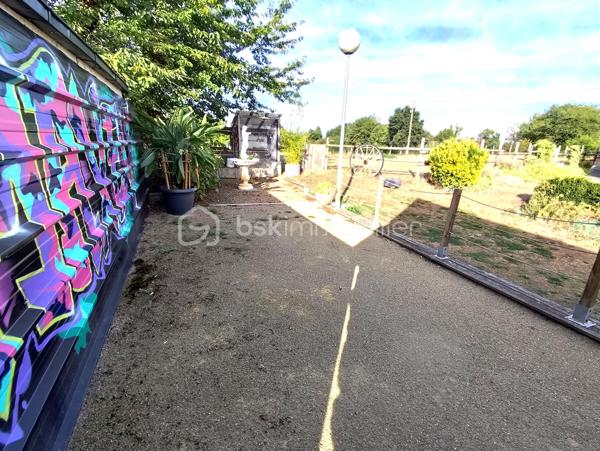Propriété d'exception de 131 m2 exposée plein Sud ''Rare à la vente''
Venez découvrir et posez vos valises dans cette belle maison familiale bien pensée et très lumineuse, Une maison clé en main avec vie de plain pied, garages, dépendances, Jardin, Cuisine d'été, Terrain de pétanque...
Cette charmante maison sera ravir grand et petit par ses volumes, sa fonctionnalité, sa localisation et son cadre verdoyant.
Elle se compose de la manière suivante :
Au Rez de chaussée : Entrée sur Séjour - Salon - Salle à manger - Cuisine ouverte toute équipée, un poêle à bois suspendu central (chaleur diffuse), salle de bain et douche (double vasque), Bureau, Buanderie, Cave,
Chambre parentale avec dressing, WC séparé.
A l'Etage : Mezzanine 'espace bureau', 2 chambres avec dressing, Salle d'eau, WC séparé
Annexes : Un Atelier (avis aux bricoleurs), un garage, un préau, une dépendance en pierre (stockage divers), Poulailler, Potager, Récupérateur d'eau de pluie, Jardin Arboré ''mais pas trop'', Cour bitumé, portail électrique et terrain clos
Maison Très bien isolée, Double vitrage, Chauffage au sol haut et bas, Pompe à chaleur, Vmc Simple flux ''Coup de Cœur assuré''