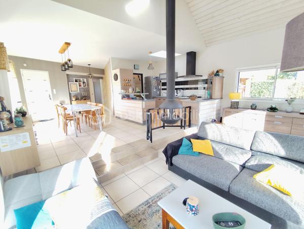 Propriété d'exception de 131 m2 exposée plein Sud ''Rare à la vente''
Venez découvrir et posez vos valises dans cette belle maison familiale bien pensée et très lumineuse, Une maison clé en main avec vie de plain pied, garages, dépendances, Jardin, Cuisine d'été, Terrain de pétanque...
Cette charmante maison sera ravir grand et petit par ses volumes, sa fonctionnalité, sa localisation et son cadre verdoyant.
Elle se compose de la manière suivante :
Au Rez de chaussée : Entrée sur Séjour - Salon - Salle à manger - Cuisine ouverte toute équipée, un poêle à bois suspendu central (chaleur diffuse), salle de bain et douche (double vasque), Bureau, Buanderie, Cave,
Chambre parentale avec dressing, WC séparé.
A l'Etage : Mezzanine 'espace bureau', 2 chambres avec dressing, Salle d'eau, WC séparé
Annexes : Un Atelier (avis aux bricoleurs), un garage, un préau, une dépendance en pierre (stockage divers), Poulailler, Potager, Récupérateur d'eau de pluie, Jardin Arboré ''mais pas trop'', Cour bitumé, portail électrique et terrain clos
Maison Très bien isolée, Double vitrage, Chauffage au sol haut et bas, Pompe à chaleur, Vmc Simple flux ''Coup de Cœur assuré''