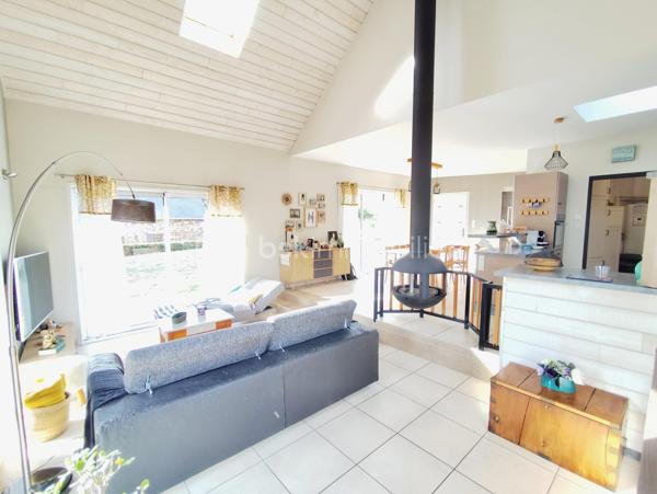Propriété d'exception de 131 m2 exposée plein Sud ''Rare à la vente''
Venez découvrir et posez vos valises dans cette belle maison familiale bien pensée et très lumineuse, Une maison clé en main avec vie de plain pied, garages, dépendances, Jardin, Cuisine d'été, Terrain de pétanque...
Cette charmante maison sera ravir grand et petit par ses volumes, sa fonctionnalité, sa localisation et son cadre verdoyant.
Elle se compose de la manière suivante :
Au Rez de chaussée : Entrée sur Séjour - Salon - Salle à manger - Cuisine ouverte toute équipée, un poêle à bois suspendu central (chaleur diffuse), salle de bain et douche (double vasque), Bureau, Buanderie, Cave,
Chambre parentale avec dressing, WC séparé.
A l'Etage : Mezzanine 'espace bureau', 2 chambres avec dressing, Salle d'eau, WC séparé
Annexes : Un Atelier (avis aux bricoleurs), un garage, un préau, une dépendance en pierre (stockage divers), Poulailler, Potager, Récupérateur d'eau de pluie, Jardin Arboré ''mais pas trop'', Cour bitumé, portail électrique et terrain clos
Maison Très bien isolée, Double vitrage, Chauffage au sol haut et bas, Pompe à chaleur, Vmc Simple flux ''Coup de Cœur assuré''