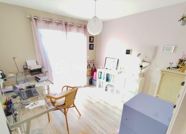 Propriété d'exception de 131 m2 exposée plein Sud ''Rare à la vente''
Venez découvrir et posez vos valises dans cette belle maison familiale bien pensée et très lumineuse, Une maison clé en main avec vie de plain pied, garages, dépendances, Jardin, Cuisine d'été, Terrain de pétanque...
Cette charmante maison sera ravir grand et petit par ses volumes, sa fonctionnalité, sa localisation et son cadre verdoyant.
Elle se compose de la manière suivante :
Au Rez de chaussée : Entrée sur Séjour - Salon - Salle à manger - Cuisine ouverte toute équipée, un poêle à bois suspendu central (chaleur diffuse), salle de bain et douche (double vasque), Bureau, Buanderie, Cave,
Chambre parentale avec dressing, WC séparé.
A l'Etage : Mezzanine 'espace bureau', 2 chambres avec dressing, Salle d'eau, WC séparé
Annexes : Un Atelier (avis aux bricoleurs), un garage, un préau, une dépendance en pierre (stockage divers), Poulailler, Potager, Récupérateur d'eau de pluie, Jardin Arboré ''mais pas trop'', Cour bitumé, portail électrique et terrain clos
Maison Très bien isolée, Double vitrage, Chauffage au sol haut et bas, Pompe à chaleur, Vmc Simple flux ''Coup de Cœur assuré''