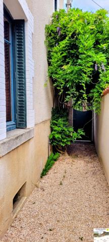 PANISSIERES Centre-ville Maison de ville avec jardin pour résidence principale ou secondaire