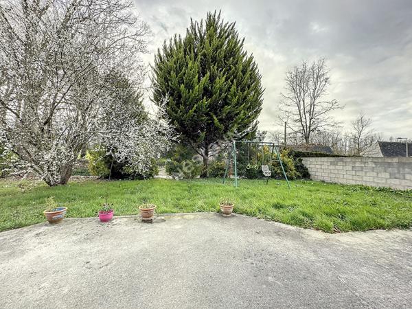 Maison à vendre à Segré d'environ 167m2 composée de 5 chambres, dont une au rez-de-chaussée, et un terrain de 1000m2