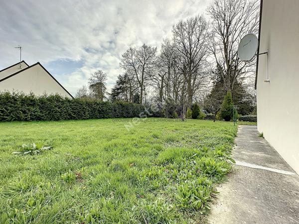 Maison à vendre à Segré d'environ 167m2 composée de 5 chambres, dont une au rez-de-chaussée, et un terrain de 1000m2