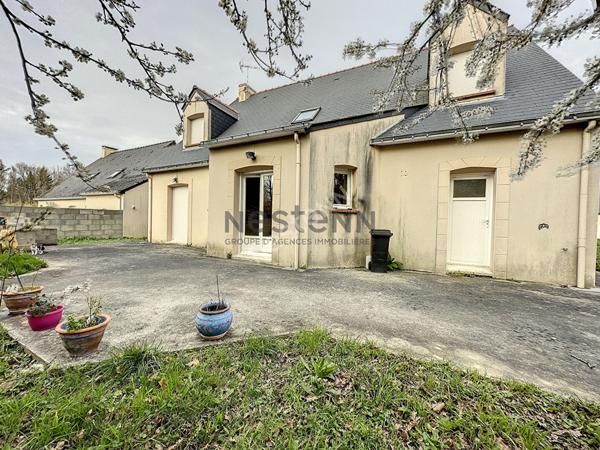 Maison à vendre à Segré d'environ 167m2 composée de 5 chambres, dont une au rez-de-chaussée, et un terrain de 1000m2
