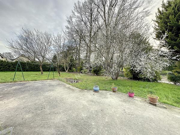 Maison à vendre à Segré d'environ 167m2 composée de 5 chambres, dont une au rez-de-chaussée, et un terrain de 1000m2