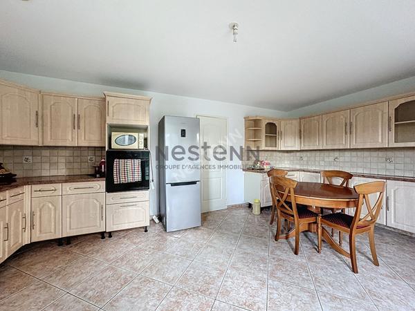 Maison à vendre à Segré d'environ 167m2 composée de 5 chambres, dont une au rez-de-chaussée, et un terrain de 1000m2