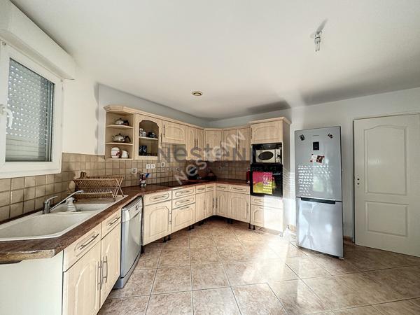 Maison à vendre à Segré d'environ 167m2 composée de 5 chambres, dont une au rez-de-chaussée, et un terrain de 1000m2