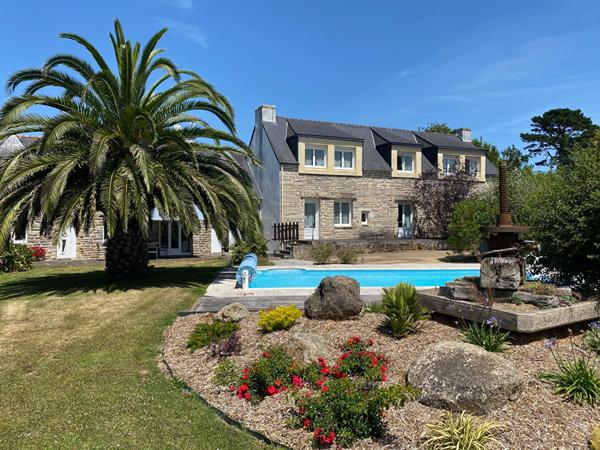 La Foret Fouesnant ensemble de bâtisse en pierre de 340 m² avec des dépendances sur un terrain de 2075 m² clos et arboré