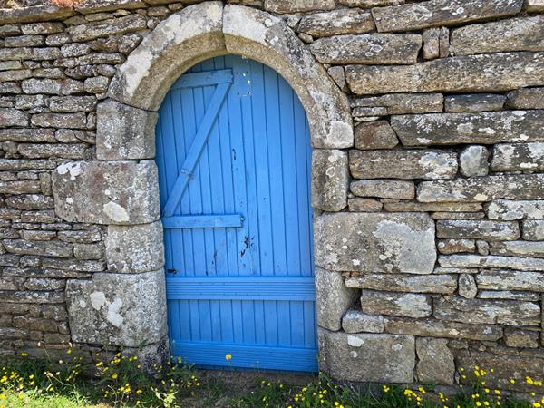 La Foret Fouesnant ensemble de bâtisse en pierre de 340 m² avec des dépendances sur un terrain de 2075 m² clos et arboré