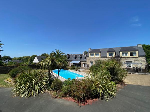 La Foret Fouesnant ensemble de bâtisse en pierre de 340 m² avec des dépendances sur un terrain de 2075 m² clos et arboré