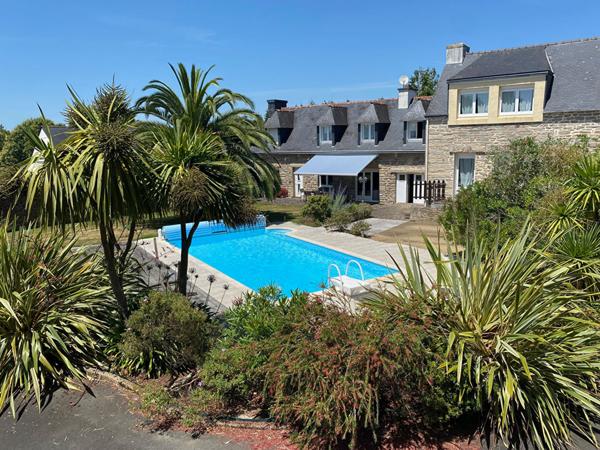 La Foret Fouesnant ensemble de bâtisse en pierre de 340 m² avec des dépendances sur un terrain de 2075 m² clos et arboré