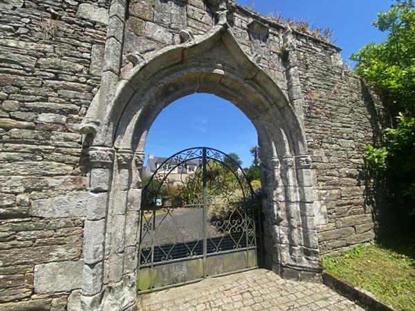 La Foret Fouesnant ensemble de bâtisse en pierre de 340 m² avec des dépendances sur un terrain de 2075 m² clos et arboré
