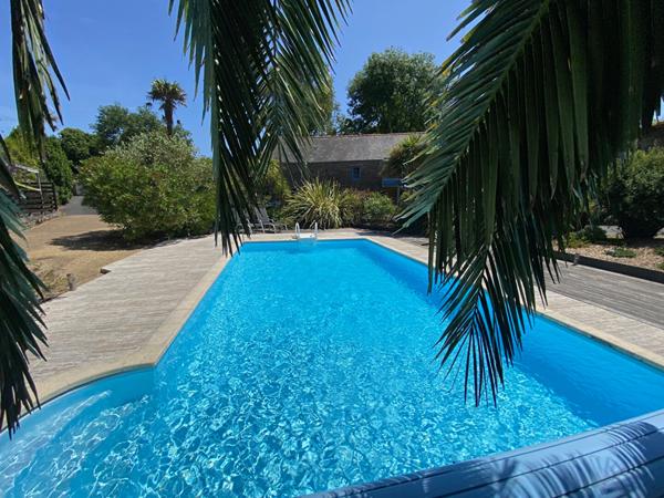 La Foret Fouesnant ensemble de bâtisse en pierre de 340 m² avec des dépendances sur un terrain de 2075 m² clos et arboré