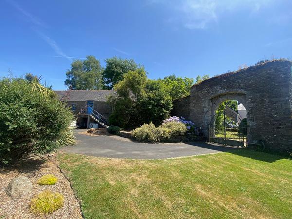 La Foret Fouesnant ensemble de bâtisse en pierre de 340 m² avec des dépendances sur un terrain de 2075 m² clos et arboré