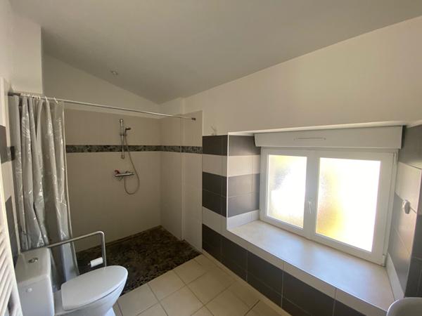 La Foret Fouesnant ensemble de bâtisse en pierre de 340 m² avec des dépendances sur un terrain de 2075 m² clos et arboré