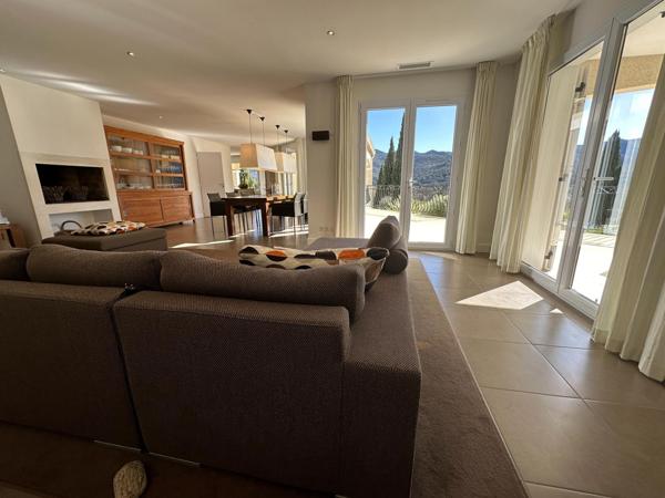 Superbe maison d'architecte avec annexes et vues