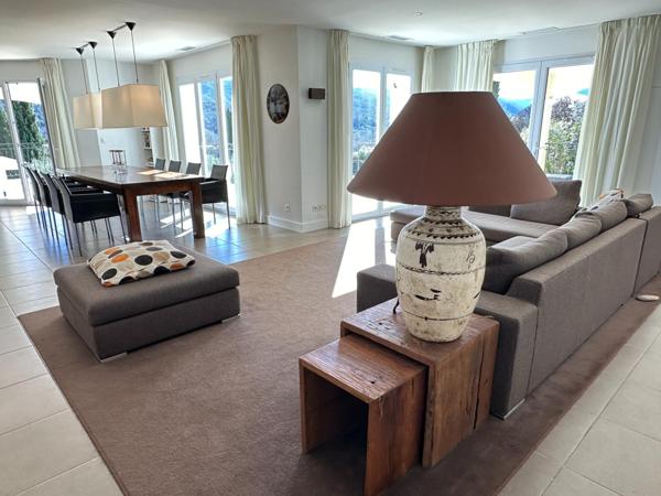 Superbe maison d'architecte avec annexes et vues