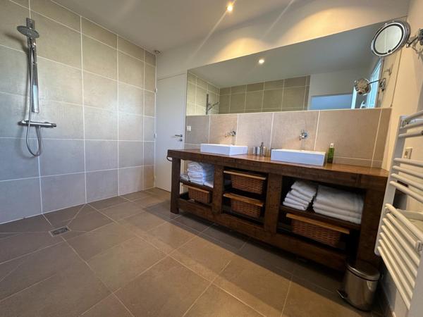 Superbe maison d'architecte avec annexes et vues