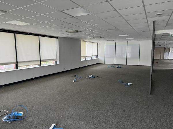 TOURS DEUX LIONS BUREAUX A LOUER 892 M² PARKINGS