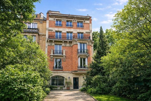 Bureaux à vendre à Neuilly-sur-Seine immeuble indépendant avec rooftop
