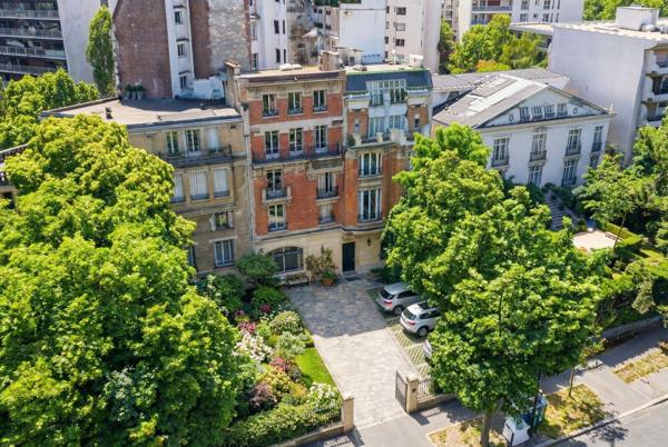 Bureaux à vendre à Neuilly-sur-Seine immeuble indépendant avec rooftop