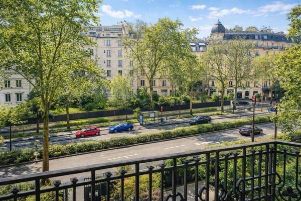Bureaux à vendre à Neuilly-sur-Seine immeuble indépendant avec rooftop