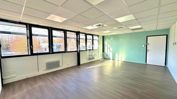 À LOUER – BUREAUX LUMINEUX À TECHNOLAC