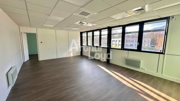 À LOUER – BUREAUX LUMINEUX À TECHNOLAC
