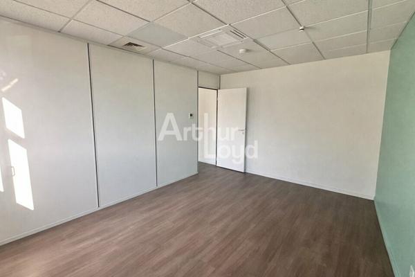 À LOUER – BUREAUX LUMINEUX À TECHNOLAC